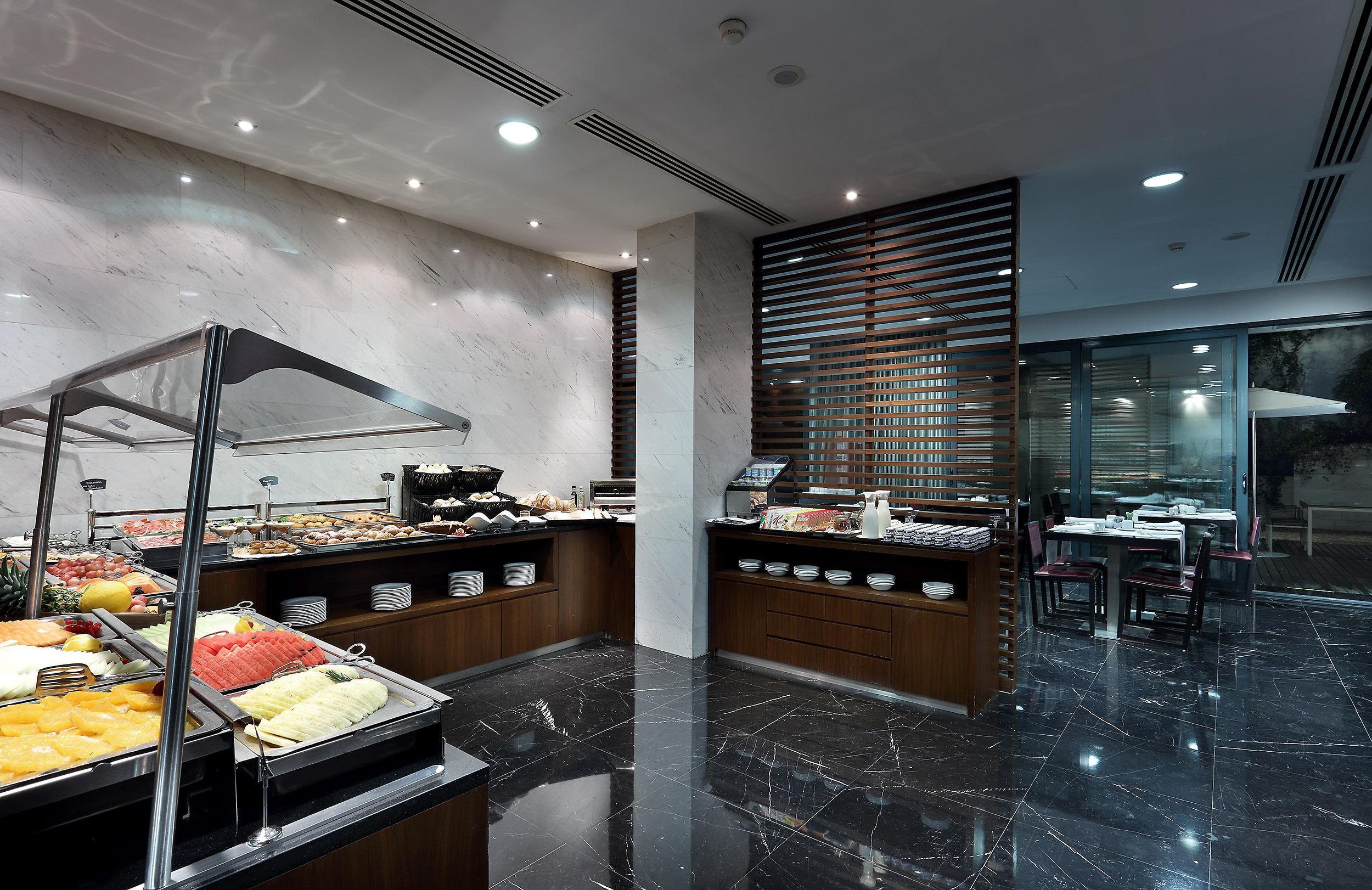 فندق يوروستارس داس ليتراس Lisboa المظهر الخارجي الصورة The buffet at the lounge
